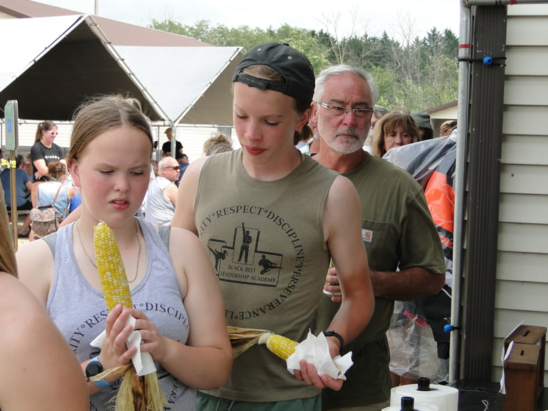 /pictures/CornRoast2025/DSC07940.jpg